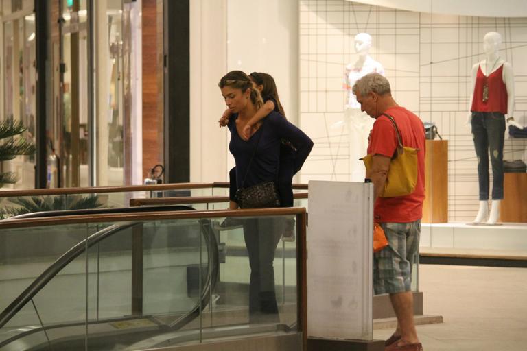 Grazi Massafera se diverte em shopping com a filha