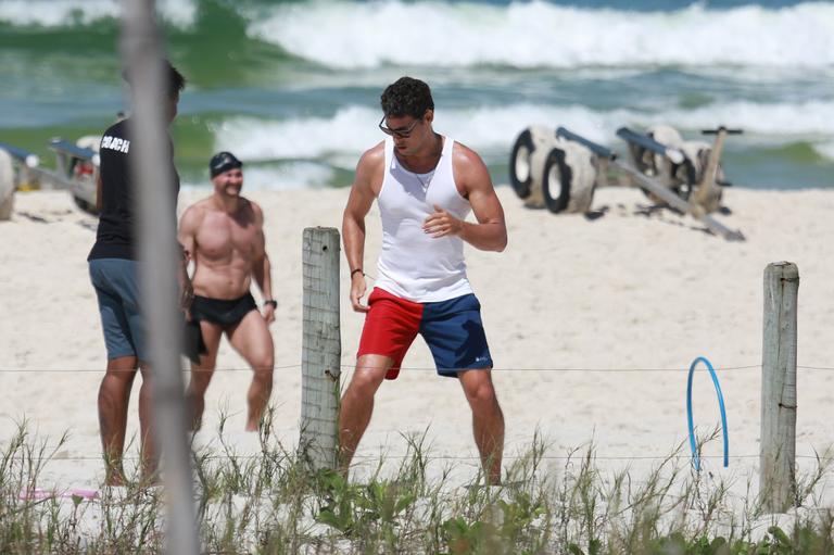 Em dia de sol, Cauã Reymond e namorada curtem praia no Rio