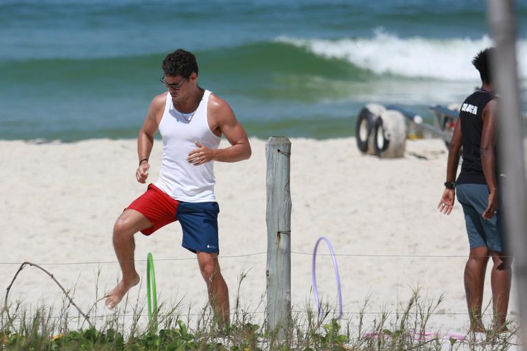 Em dia de sol, Cauã Reymond e namorada curtem praia no Rio