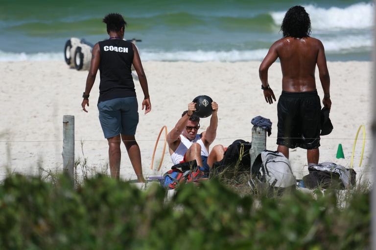 Em dia de sol, Cauã Reymond e namorada curtem praia no Rio