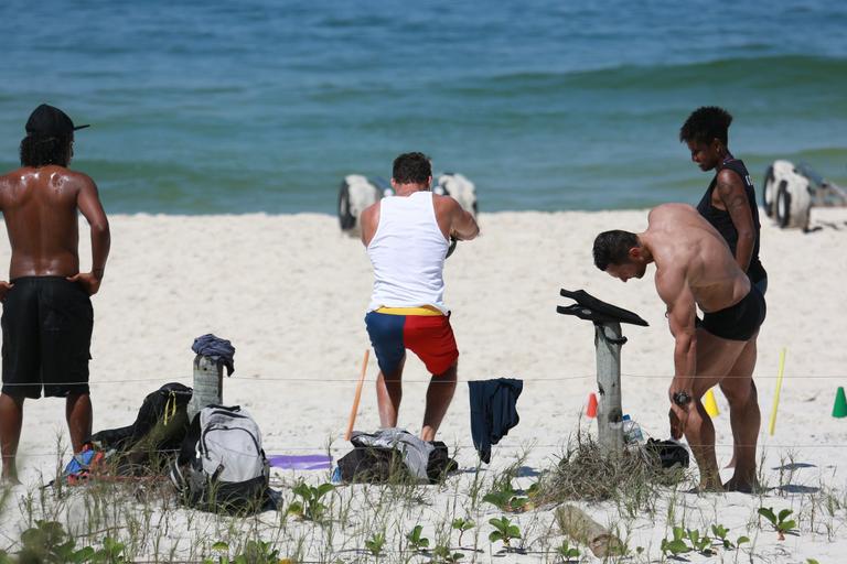 Em dia de sol, Cauã Reymond e namorada curtem praia no Rio