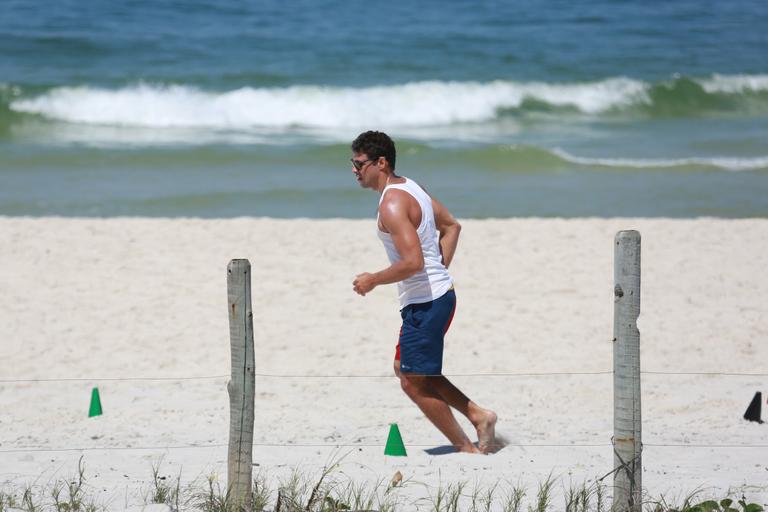 Em dia de sol, Cauã Reymond e namorada curtem praia no Rio