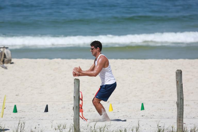 Em dia de sol, Cauã Reymond e namorada curtem praia no Rio