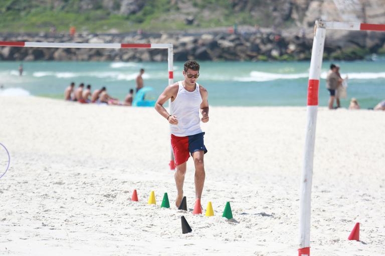 Em dia de sol, Cauã Reymond e namorada curtem praia no Rio