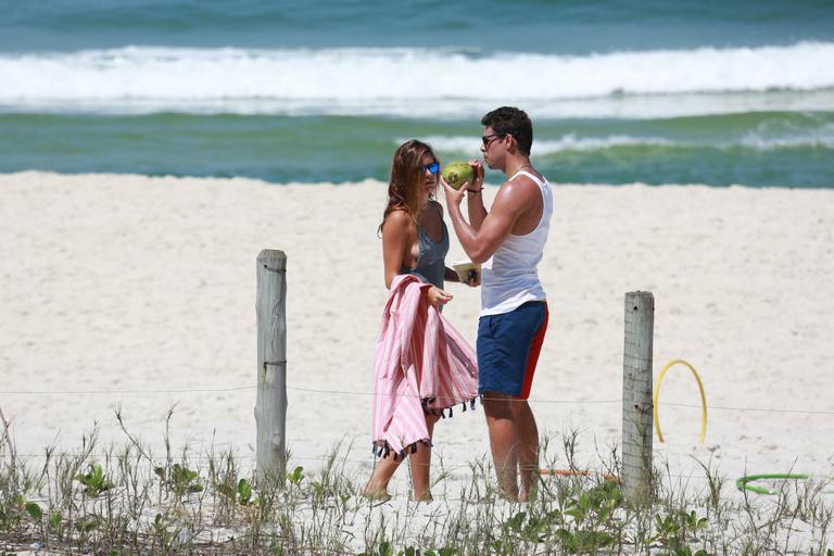 Em dia de sol, Cauã Reymond e namorada curtem praia no Rio