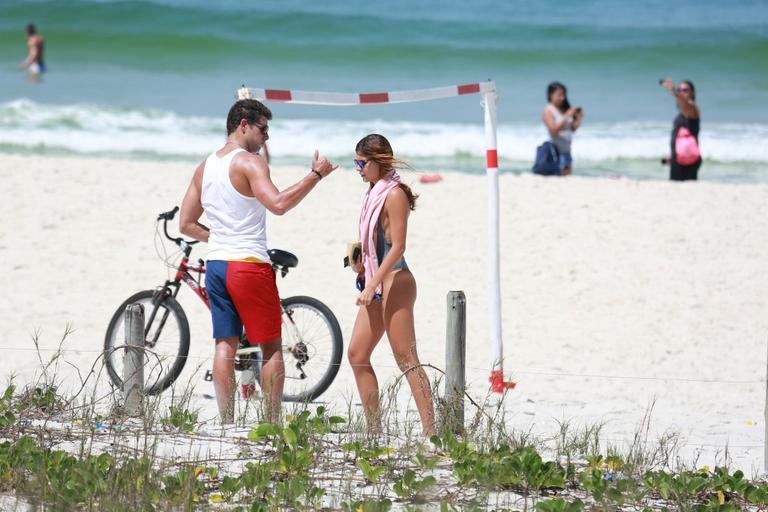 Em dia de sol, Cauã Reymond e namorada curtem praia no Rio