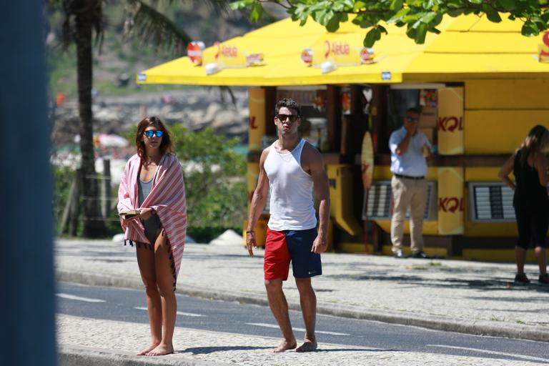 Em dia de sol, Cauã Reymond e namorada curtem praia no Rio