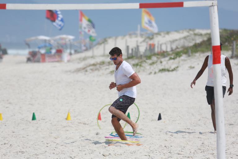 Cauã Reymond faz treino funcional em praia do Rio