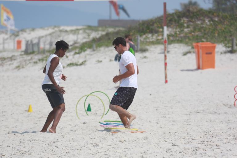 Cauã Reymond faz treino funcional em praia do Rio