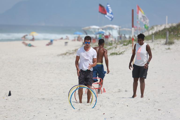 Cauã Reymond faz treino funcional em praia do Rio