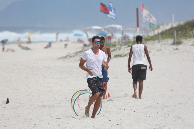 Cauã Reymond faz treino funcional em praia do Rio