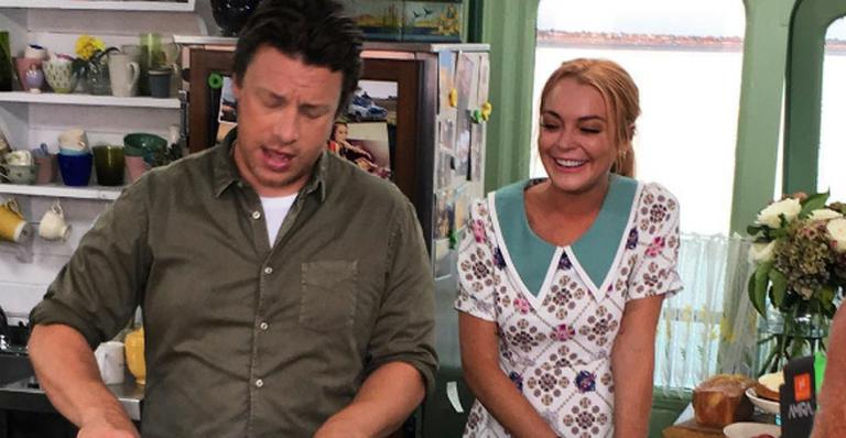 Lindsay Lohan aprende a cozinhar com Jamie Oliver