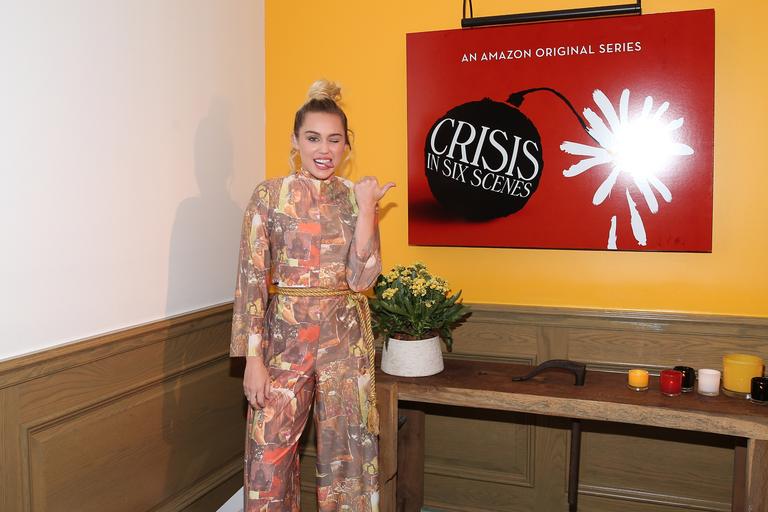 Miley Cyrus vai à estreia da série de Woody Allen