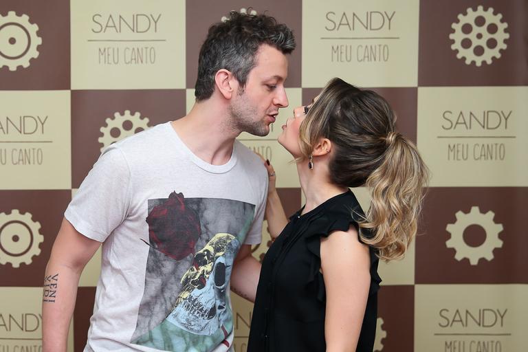 Sandy recebe o carinho do marido em show