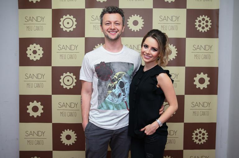 Sandy recebe o carinho do marido em show