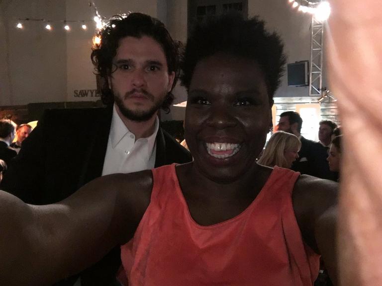 Leslie Jones tieta elenco de 'Game of Thrones' no Emmy