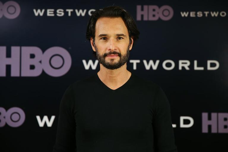 Rodrigo Santoro lança nova série da HBO em SP