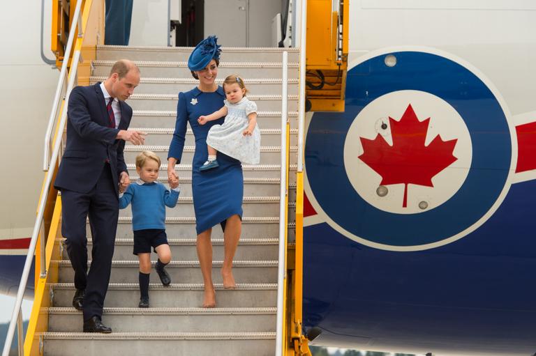 Príncipe George e Charlotte roubam a cena na chegada real ao Canadá