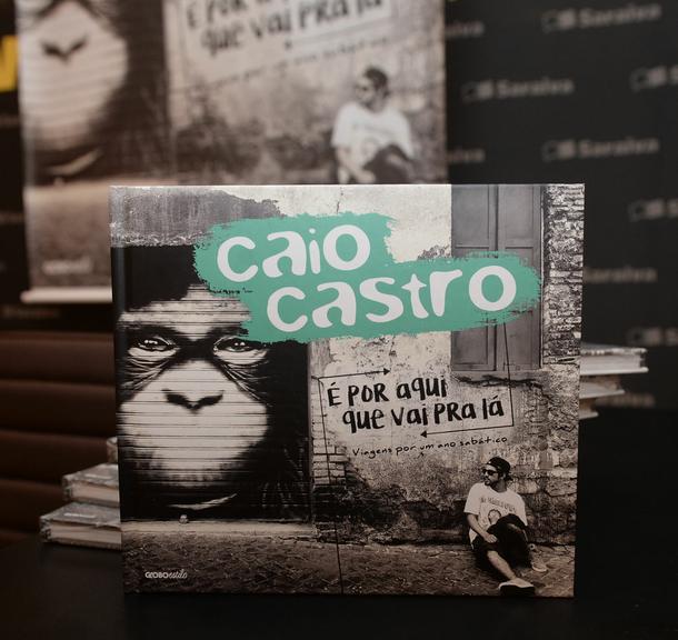 Caio Castro lança seu livro em SP