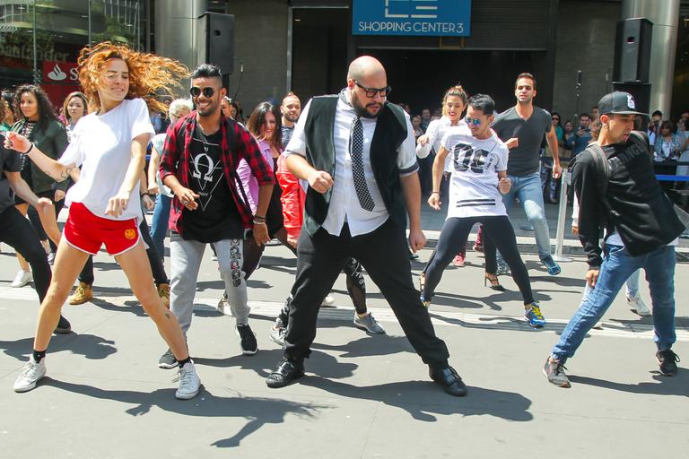 Tiago Abravanel faz flashmob na Avenida Paulista 