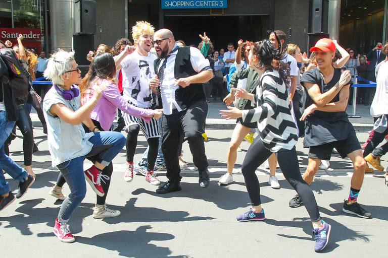 Tiago Abravanel faz flashmob na Avenida Paulista 