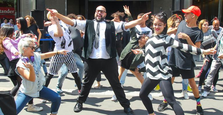 Tiago Abravanel faz flashmob na Avenida Paulista 