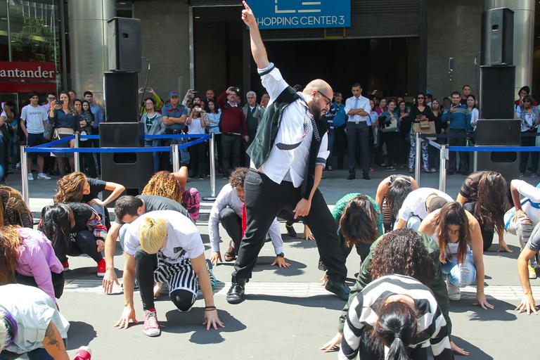 Tiago Abravanel faz flashmob na Avenida Paulista 