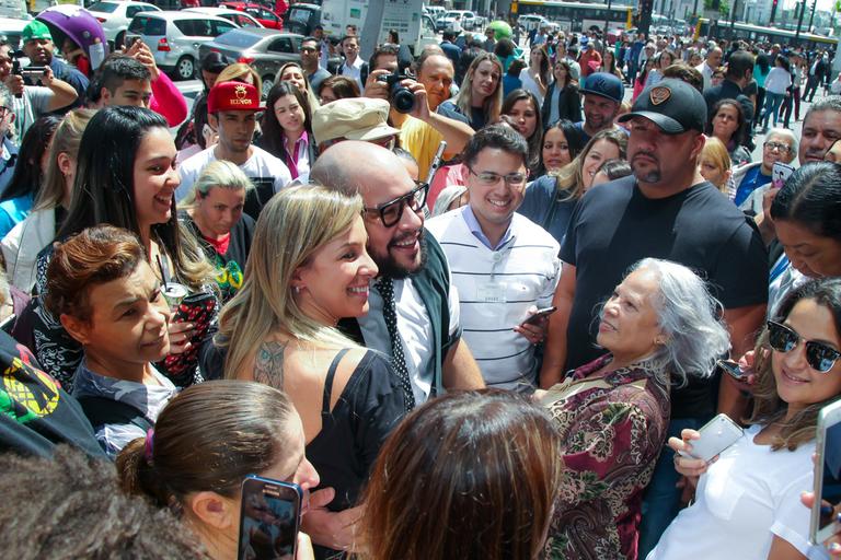 Tiago Abravanel faz flashmob na Avenida Paulista 