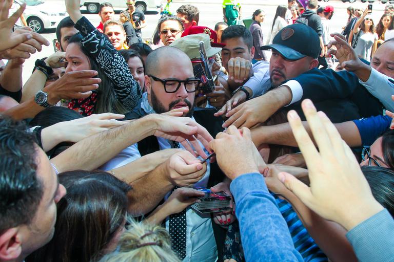 Tiago Abravanel faz flashmob na Avenida Paulista 