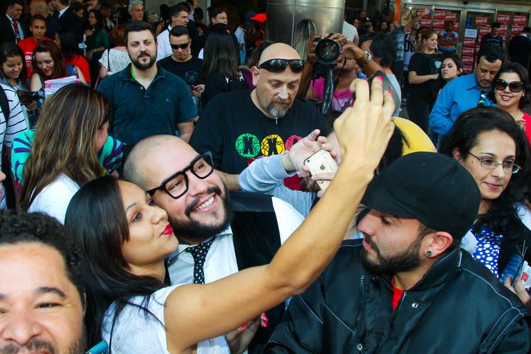 Tiago Abravanel faz flashmob na Avenida Paulista 