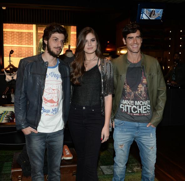 Chay Suede, Camila Queiroz e Marcos Pitombo s