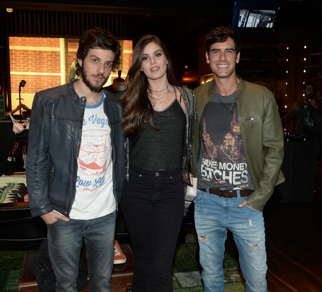 Chay Suede, Camila Queiroz e Marcos Pitombo s