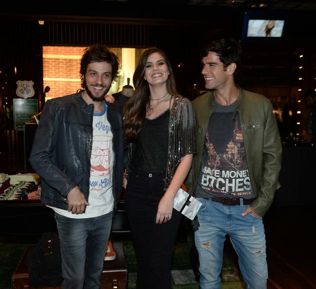 Chay Suede, Camila Queiroz e Marcos Pitombo s