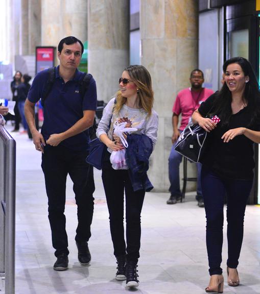 Sandy é recebida por fãs em aeroporto