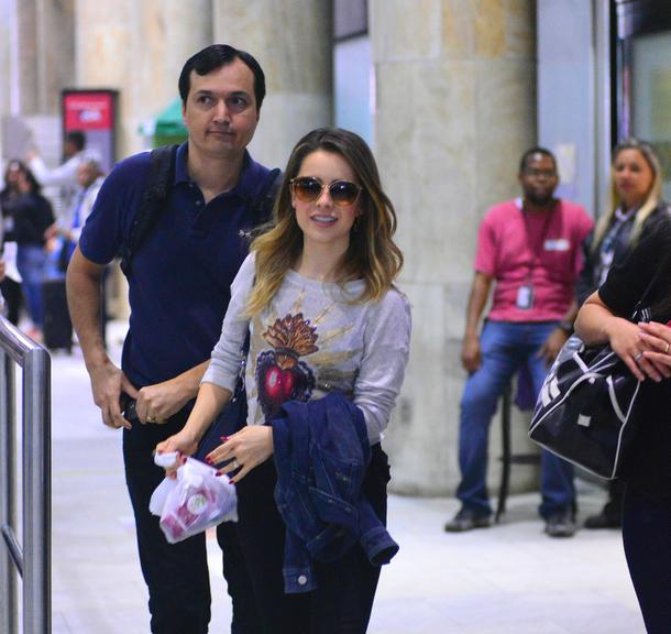 Sandy é recebida por fãs em aeroporto