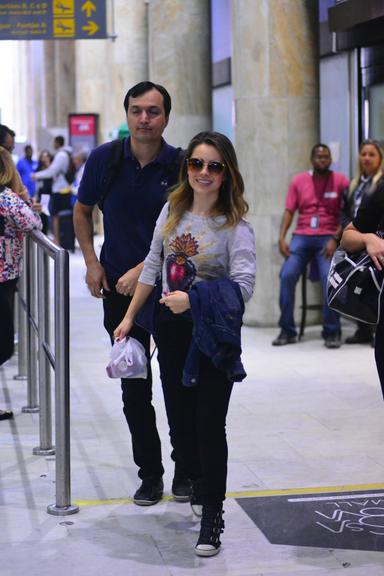 Sandy é recebida por fãs em aeroporto