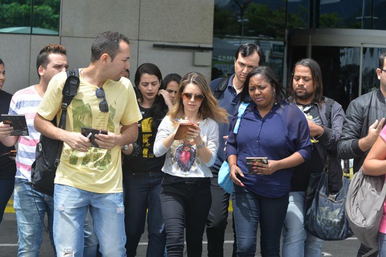 Sandy é recebida por fãs em aeroporto