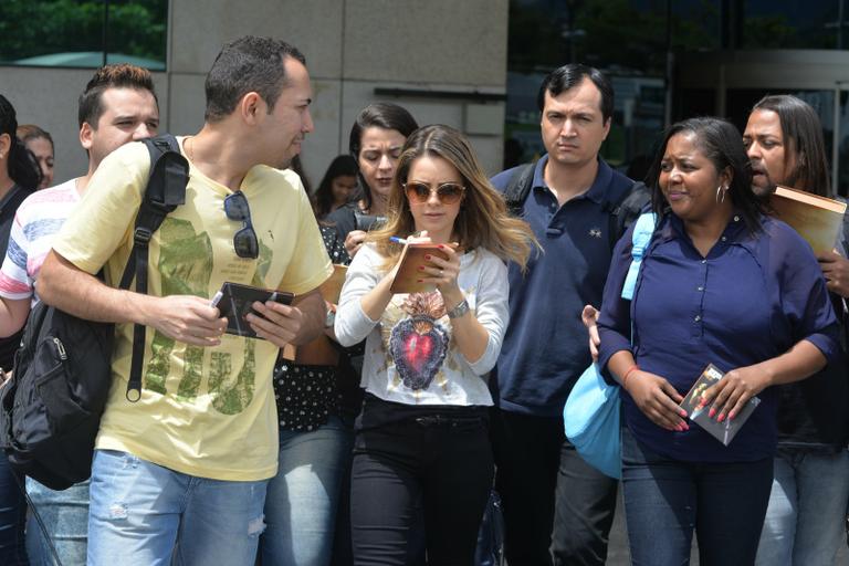 Sandy é recebida por fãs em aeroporto