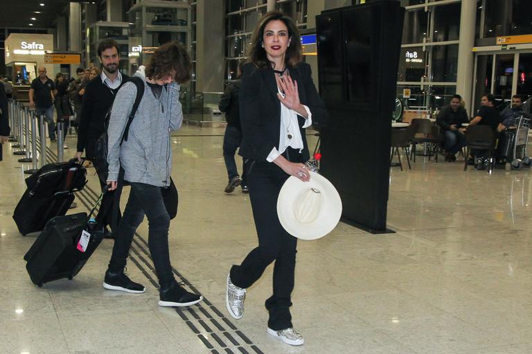 Luciana Gimenez e o filho Lucas Jagger embarcam para ver show dos Rolling Stones 