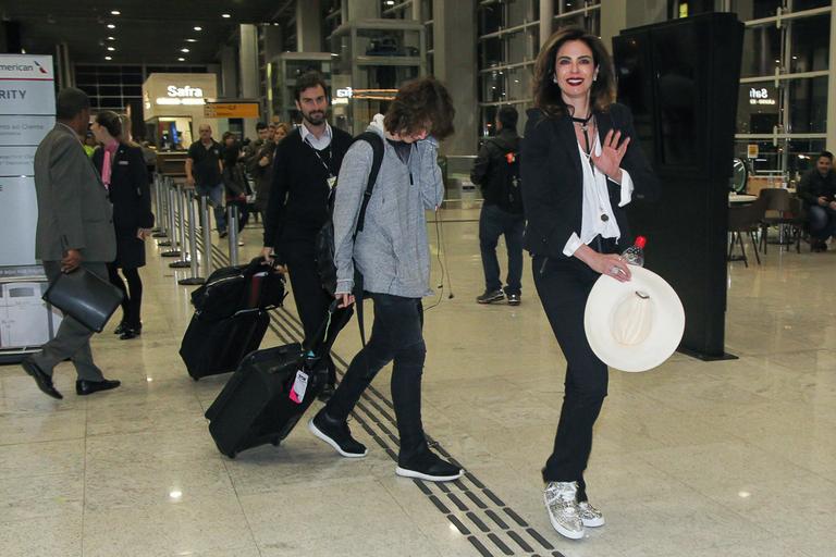 Luciana Gimenez e o filho Lucas Jagger embarcam para ver show dos Rolling Stones 