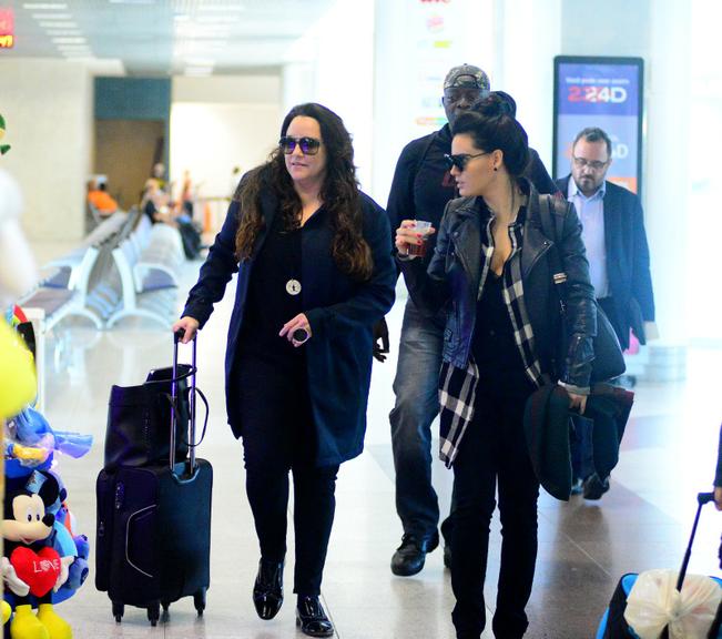 Letícia Lima e Ana Carolina posam juntinhas e fazem graça com paparazzo em aeroporto