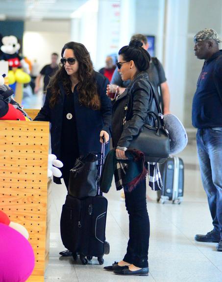 Letícia Lima e Ana Carolina posam juntinhas e fazem graça com paparazzo em aeroporto