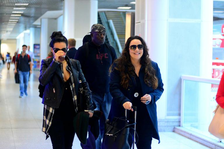 Letícia Lima e Ana Carolina posam juntinhas e fazem graça com paparazzo em aeroporto