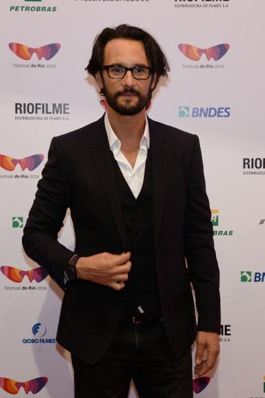 Famosos prestigiam Rodrigo Santoro na pré-estreia de 'Dominion'