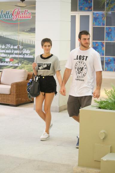 Isabella Santoni curte passeio com o namorado, Lucas Wakim