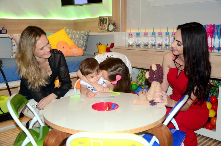 Fernanda Rodrigues leva a família para evento de decoração no Rio de Janeiro