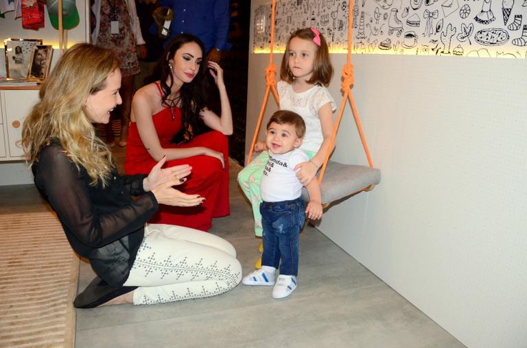 Fernanda Rodrigues leva a família para evento de decoração no Rio de Janeiro