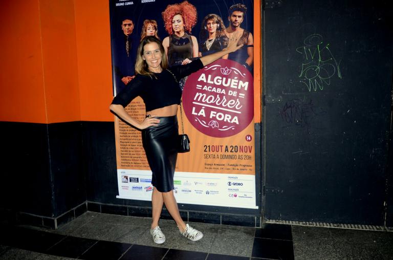 Deborah Secco prestigia novo trabalho do marido no teatro