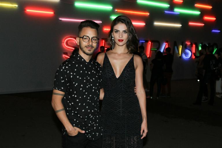 Junior Lima curte desfile no SPFW com a mulher, Monica Benini