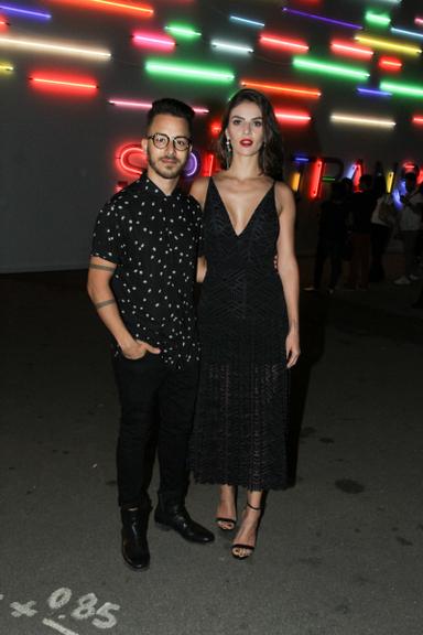 Junior Lima curte desfile no SPFW com a mulher, Monica Benini